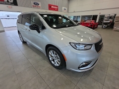 Used 2026  Chrysler Pacifica Limited FWD at Maxx Loans near St&period; Adrian&comma; MI