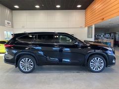 Used 2023  Toyota Highlander AWD (Natl) at Maxx Loans near St. Adrian, MI