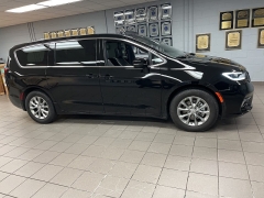 Used 2026  Chrysler Pacifica Limited FWD at Maxx Loans near St&period; Adrian&comma; MI