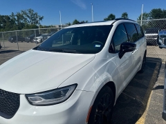 Used 2025  Chrysler Pacifica Limited FWD at Maxx Loans near St&period; Adrian&comma; MI