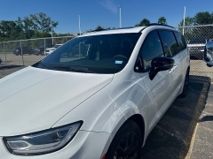 Used 2025  Chrysler Pacifica Limited FWD at Maxx Loans near St&period; Adrian&comma; MI