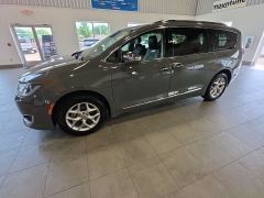 Used 2020  Chrysler Pacifica Limited FWD at Maxx Loans near St&period; Adrian&comma; MI