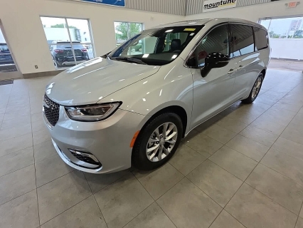 Used 2026 Chrysler Pacifica Limited FWD at MaxxLoansUSA near St. Adrian, MI