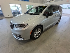 Used 2026  Chrysler Pacifica Limited FWD at Maxx Loans near St&period; Adrian&comma; MI