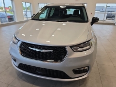 Used 2024  Chrysler Pacifica Touring L FWD at Maxx Loans near St&period; Adrian&comma; MI
