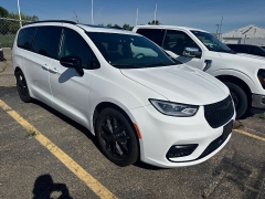 Used 2025  Chrysler Pacifica Limited FWD at Maxx Loans near St&period; Adrian&comma; MI