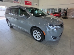 Used 2020  Chrysler Pacifica Limited FWD at Maxx Loans near St&period; Adrian&comma; MI