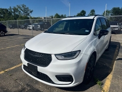Used 2025  Chrysler Pacifica Limited FWD at Maxx Loans near St&period; Adrian&comma; MI