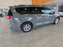 Used 2020  Chrysler Pacifica Limited FWD at Maxx Loans near St&period; Adrian&comma; MI