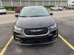 Used 2023 Chrysler Pacifica Touring L FWD at Maxx Loans near ,