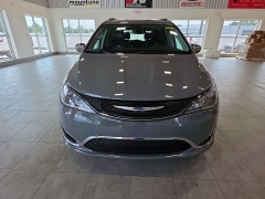 Used 2020  Chrysler Pacifica Limited FWD at Maxx Loans near St&period; Adrian&comma; MI