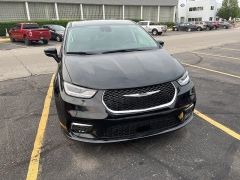 Used 2023 Chrysler Pacifica Touring L FWD at Maxx Loans near ,
