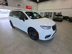 Used 2025  Chrysler Pacifica Limited FWD at Maxx Loans near St&period; Adrian&comma; MI