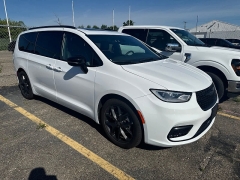 Used 2025  Chrysler Pacifica Limited FWD at Maxx Loans near St&period; Adrian&comma; MI