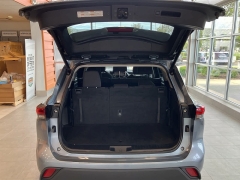 Used 2022 Toyota Highlander LE FWD at Suburban Ford of Sterling Heights near Sterling Heights, MI