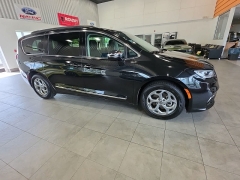 Used 2023  Chrysler Pacifica Limited FWD at Maxx Loans near St&period; Adrian&comma; MI