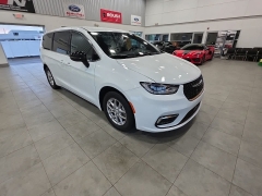 Used 2026  Chrysler Pacifica Select FWD at Maxx Loans near St&period; Adrian&comma; MI