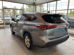 Used 2022 Toyota Highlander LE FWD at Suburban Ford of Sterling Heights near Sterling Heights, MI