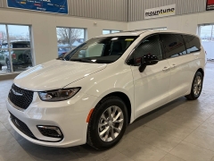 Used 2026  Chrysler Pacifica Limited FWD at Maxx Loans near St. Adrian, MI