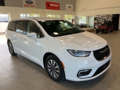 Used 2022  Chrysler Pacifica Hybrid Touring L FWD at Maxx Loans near St. Adrian, MI