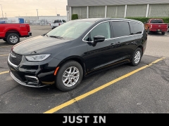 Used 2023 Chrysler Pacifica Touring L FWD at Maxx Loans near ,