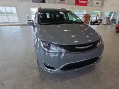 Used 2020  Chrysler Pacifica Limited FWD at Maxx Loans near St&period; Adrian&comma; MI