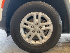 Used 2023  Jeep Grand Cherokee Laredo 4x4 at Maxx Loans near St&period; Adrian&comma; MI