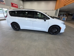 Used 2025  Chrysler Pacifica Limited FWD at Maxx Loans near St&period; Adrian&comma; MI