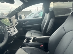 Used 2026  Chrysler Pacifica Select FWD at Maxx Loans near St&period; Adrian&comma; MI