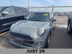 Used 2019  MINI Hardtop 2 Door Cooper FWD at Maxx Loans near St&period; Adrian&comma; MI