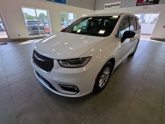 Used 2024  Chrysler Pacifica Touring L FWD at Maxx Loans near St&period; Adrian&comma; MI