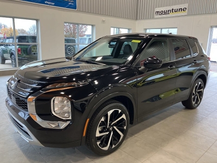 2024 Mitsubishi Outlander SE's photo