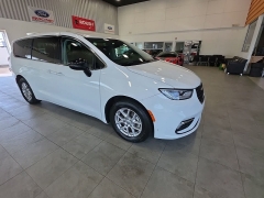 Used 2024  Chrysler Pacifica Touring L FWD at Maxx Loans near St&period; Adrian&comma; MI