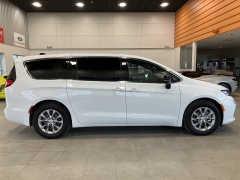 Used 2026  Chrysler Pacifica Limited FWD at Maxx Loans near St. Adrian, MI