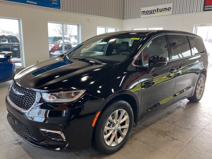 Used 2026 Chrysler Pacifica Limited FWD at MaxxLoansUSA near St. Adrian, MI