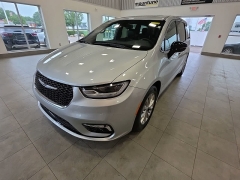 Used 2026  Chrysler Pacifica Limited FWD at Maxx Loans near St&period; Adrian&comma; MI
