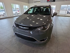 Used 2020  Chrysler Pacifica Limited FWD at Maxx Loans near St&period; Adrian&comma; MI