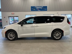 Used 2026  Chrysler Pacifica Limited FWD at Maxx Loans near St. Adrian, MI