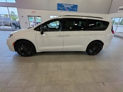 Used 2025  Chrysler Pacifica Limited FWD at Maxx Loans near St&period; Adrian&comma; MI