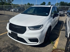 Used 2025  Chrysler Pacifica Limited FWD at Maxx Loans near St&period; Adrian&comma; MI