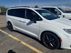 Used 2025  Chrysler Pacifica Limited FWD at Maxx Loans near St&period; Adrian&comma; MI