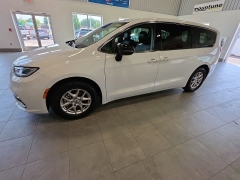 Used 2024  Chrysler Pacifica Touring L FWD at Maxx Loans near St&period; Adrian&comma; MI