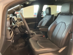 Used 2025  Chrysler Pacifica Select FWD at Maxx Loans near St&period; Adrian&comma; MI