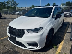 Used 2025  Chrysler Pacifica Limited FWD at Maxx Loans near St&period; Adrian&comma; MI