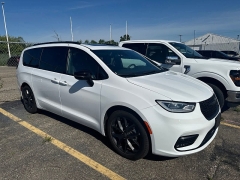 Used 2025  Chrysler Pacifica Limited FWD at Maxx Loans near St&period; Adrian&comma; MI