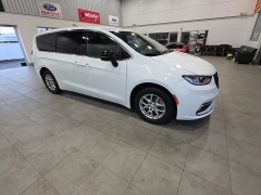 Used 2026  Chrysler Pacifica Select FWD at Maxx Loans near St&period; Adrian&comma; MI