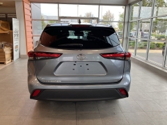 Used 2022 Toyota Highlander LE FWD at Suburban Ford of Sterling Heights near Sterling Heights, MI