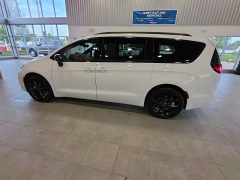 Used 2025  Chrysler Pacifica Limited FWD at Maxx Loans near St&period; Adrian&comma; MI