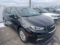 Used 2026  Chrysler Pacifica Select FWD at Maxx Loans near St&period; Adrian&comma; MI