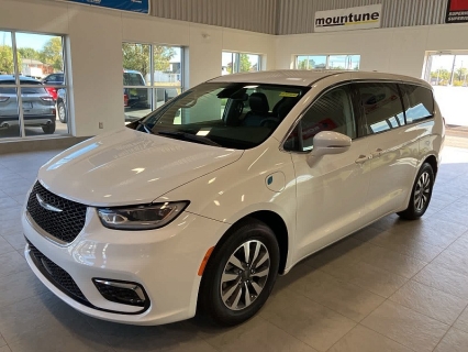 Used 2022 Chrysler Pacifica Hybrid Touring L FWD at MaxxLoansUSA near St. Adrian, MI